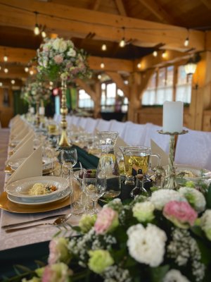 Wesele w drewnianej sali